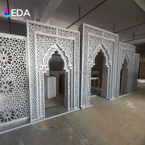 LEDA Soporte de Fondo Acrílico Curvo con Diseño Floral Blanco Estilo Marroquí Simple para Eventos de Boda en India, Tamaño Personalizable - Product Image 2