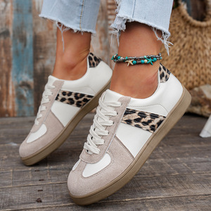Zapatillas de entrenamiento alemanas retro de talla grande con estampado de leopardo para mujer, de primavera, con punta redonda, informales, al por mayor - Product Image 3