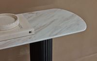 Table console moderne de style Wabi-Sabi avec dessus en marbre et base à rayures concaves convexes noires