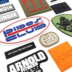 Écusson en silicone souple personnalisé avec logo en relief, étiquette en caoutchouc silicone pour vêtements et sacs - Product Image 1