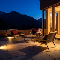 Ensemble de meubles d'extérieur nordiques contemporains en teck massif avec pieds en aluminium aspect naturel et rotin tressé, options modulaires