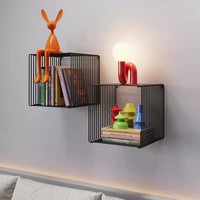 Roter Moderner Metall-Schwebetisch mit Mehreren Ablagen Langlebiges Design Leichter Luxus-Stil