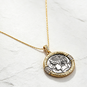 Colliers pendentifs personnalisés en acier inoxydable et bronze, style grec-romain rétro vintage, avec pièce de monnaie initiale, inaltérables - Product Image 4