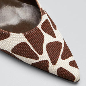 Chaussure OEM en tissu imprimé pour femmes, escarpins à talons bas, mode, fabrication personnalisée - Product Image 3