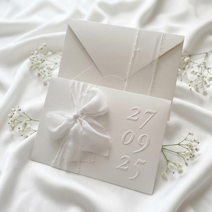 Carte d'invitation de <span class=keywords><strong>mariage</strong></span> de luxe <span class=keywords><strong>en</strong></span> papier de coton texturé blanc avec monogramme <span class=keywords><strong>en</strong></span> relief, manchon <span class=keywords><strong>en</strong></span> mousseline avec nœud, double bordure, impression personnalisée - Product Image 2