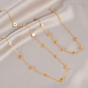 طقم عقد وسوار نسائي TZ074 من الفولاذ المقاوم للصدأ بطلاء ذهبي وشكل زهرة البرسيم رباعية الأوراق لا يبهت لونه - Product Image 2