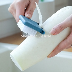 Herramientas de Cocina 3 en 1, molinillo de ajo de plástico, pelador de frutas y verduras con abridor de cepillos para un uso conveniente - Product Image 3