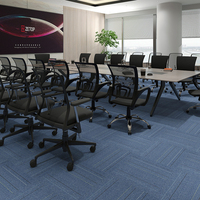 Dalles de moquette commerciales en polyester rembourrées à rayures capitonnées avec support en PVC réversible pour hôtels et usage domestique