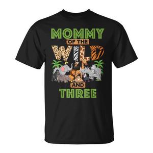 Camiseta Mommy Of The Wild And Three con temática de la selva y el safari del zoológico para el tercer cumpleaños - Product Image 1