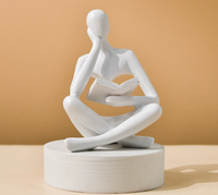 Sculpture abstraite moderne en résine Art Déco, représentant une figure humaine assise tenant un livre, pour la décoration de la maison
