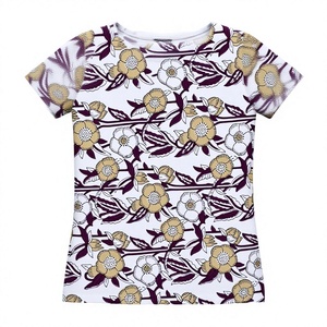 Camiseta clásica con cuello redondo y estampado floral para mujer, con hermosos detalles de flores en color ocre dorado y ramas de ciruelo en tono ciruela oscuro. - Product Image 1