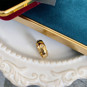 Nuovo prodotto per feste di fidanzamento e anniversario anello in acciaio al titanio placcato oro 18K - Product Image 4