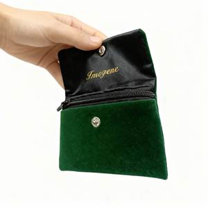 Étui à rabat personnalisé avec logo, fermeture magnétique, pochette magnétique en velours vert pour le rangement des bagues et l'emballage de bijoux - Product Image 2