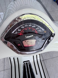 Motocicleta de <span class=keywords><strong>Segunda</strong></span> <span class=keywords><strong>Mano</strong></span>, Motocicleta Usada de la Marca <span class=keywords><strong>Vespa</strong></span>, Modelo 300GTS, Scooter de Color Blanco, con 4200 km, Año 2020 - Product Image 5