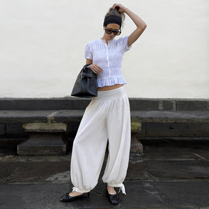 Cintura elástica, corte holgado, pantalones blancos estilo farol. Pantalones finos minimalistas informales de verano. - Product Image 4