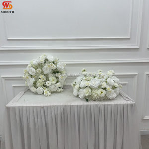 Guirlande Artificielle de Roses Blanches Réalistes Lisses – Vente Flash – Direct Usine pour Cérémonies de Mariage et Décoration d'Événements - Product Image 4