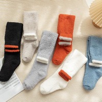 Échantillons gratuits Chaussettes douces en polaire corail épaisses à motif de dessin animé respirantes écologiques pour femmes au-dessus du genou pour l'hiver