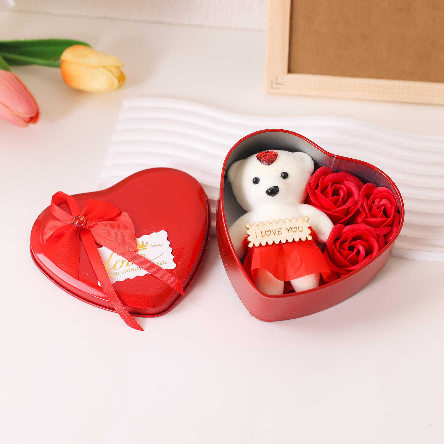 Heart-shaped iron box (3 flowers + bear) red