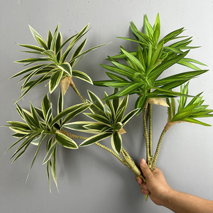 S327 Nuevo Diseño de Vegetación Artificial, Hojas Verdes Tropicales, Plantas Falsas, Hojas de Goma para Decoración de Paisajes de Fondo de Año Nuevo - Product Image 1