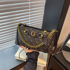 Nuevo Bolso Versátil Monogramado Guesses para Mujer, con Correa de Cadena, para Llevar al Hombro o Cruzado - Product Image 4