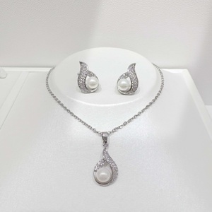 Ensemble de bijoux vintage en argent 925 avec perles, pour femmes, idéal pour les fêtes et les mariages, cadeau unique, collier et boucles d'oreilles classiques en or 18 carats. - Product Image 1
