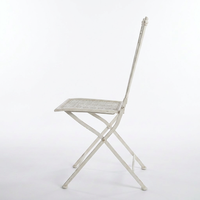 Chaise pliante en fer forgé de style antique avec dossier orné et finition antirouille pour jardin, mariage et location événementielle