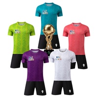 Vorrätige Herren-Fußballtrikots Atmungsaktiver Bedruckter Schnelltrocknender Stoff Kurzarm Individuelle Teamnamen und Spielernummern Verfügbar