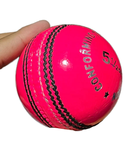 Pelota de Cricket Deportiva Clásica Ligera de Cuero Rojo de 4 Piezas, Diseño Personalizado, Colores con Logotipo para Entrenamiento Profesional y Equipos - Product Image 1
