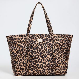 Sac fourre-tout grande capacité imprimé léopard, imperméable et écologique, personnalisé pour femme, sac à bandoulière pour le shopping et les voyages, réutilisable avec fermeture éclair - Product Image 5