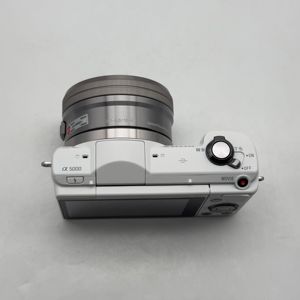 Appareil photo Sony A5000 d'occasion, kit <span class=keywords><strong>de</strong></span> qualité A avec objectif et <span class=keywords><strong>batterie</strong></span>, idéal pour la <span class=keywords><strong>revente</strong></span>, vente en gros d'A5000 d'occasion avec objectif 16-50 mm, aspect comme neuf - Product Image 3