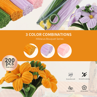 Kit de création Hibiscus Bloom : un élégant kit de nettoyage de tuyaux avec des centres dorés, des rubans floraux verts et des tiges pour un projet de bricolage raffiné