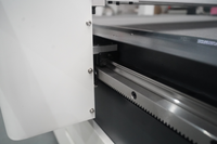 Machine de découpe à couteau vibrant AV efficace avec table à vide pour couper le cuir, les autocollants, le carton ondulé, la plaque KT