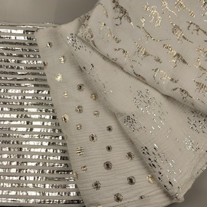 Nhà Máy Trực Tiếp Bán Buôn 100% Bông Gạc Đôi Muslin Crinkle Dệt Vải Với Lá Vàng Bạc Cho Hàng May Mặc - Product Image 6