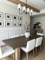Table à manger rectangulaire en chêne, style luxe discret et minimaliste, avec base en bois massif, idéale pour les projets de villas haut de gamme