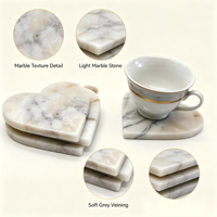 Sous-verres romantiques en marbre naturel en forme de cœur, idéaux pour les tables basses de luxe, les dîners haut de gamme et la décoration intérieure de boutiques.