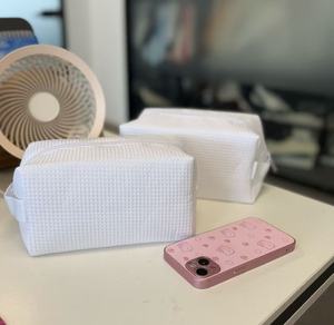 Nouvelle trousse de maquillage en toile géométrique simple, multifonctionnelle, personnalisable, portable, avec poignée - Product Image 1