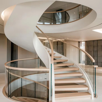 Escalier en arc intérieur de luxe durable en acier inoxydable et verre, construction acier-bois, design contemporain, couleur personnalisée