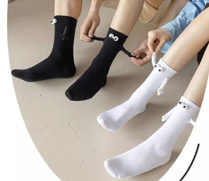 कस्टम थोक जोड़े हाथ पकड़े हुए युवा उच्च गुणवत्ता वाले चुंबकीय मध्य-बछड़ा प्यारा विचित्र कपास मोजे - Product Image 2