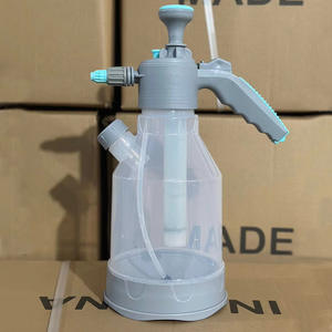 Pulvérisateur manuel 2 litres en plastique transparent pour arrosage de plantes de jardin avec gobelet doseur - Product Image 4