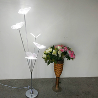 Lumière debout moderne scène de fête mariage passerelle de charge routière créative suspendue papillon acrylique LED lampadaire