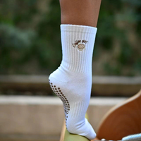 NOUVEAUTÉ Chaussettes de Pilates antidérapantes Faible MOQ Confortables et mignonnes avec broderie Chaussettes de yoga de qualité supérieure Chaussettes de barre de Pilates et de ballet