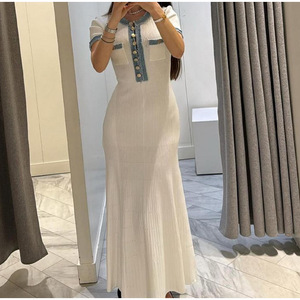 Elegante Abito Lungo in Maglia con Scollo a V e Inserti in Denim, Vestito da Ufficio con Tasche, Abito Aderente alla Moda con Maniche Corte e Bottoni - Product Image 4