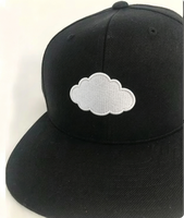 Witte cloud-borduurwerk katoenen snapback pet met verstelbare platte klep