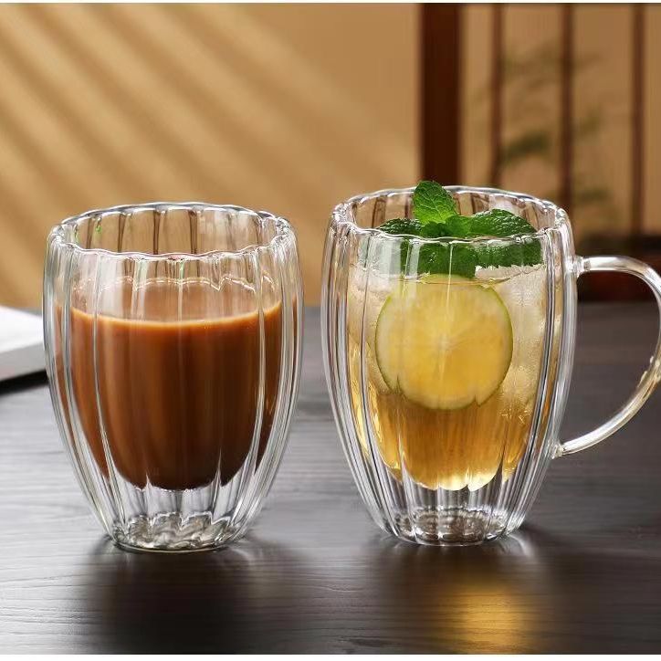 Taza de doble pared a rayas con asa.