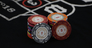 Jetons de poker Texas en argile premium 14g avec noyau en fer, 11 dénominations, motifs personnalisables, design de pièce unique, manchon en plastique - Product Image 5