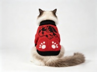 Vente directe d'usine - Nouveau pull à col roulé pour animaux de compagnie, vêtements tricotés chauds en jacquard à motif de chien de dessin animé rouge et noir pour chiens et chats