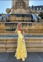 Robe longue plissée élégante sans bretelles avec corset, ourlet large à fleurs 3D et dos lacé, idéale pour les soirées et événements formels – Vente en gros, couleur jaune