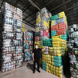 Balle di Vestiti Usati in Ottime Condizioni, Vendita all'Ingrosso di Abbigliamento di Seconda Mano Misto, Direttamente dalla Fabbrica - Product Image 2