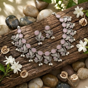 DIVYORO Ensemble de collier artisanal en forme d'oiseau rose pastel, finition oxydée, ensemble de bijoux élégants de créateur avec boucles d'oreilles, bijoux de mode - Product Image 2