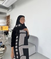 Abaya sur mesure Hafizah à pois noirs et blancs avec hijab assorti, style Dubaï pour femmes musulmanes